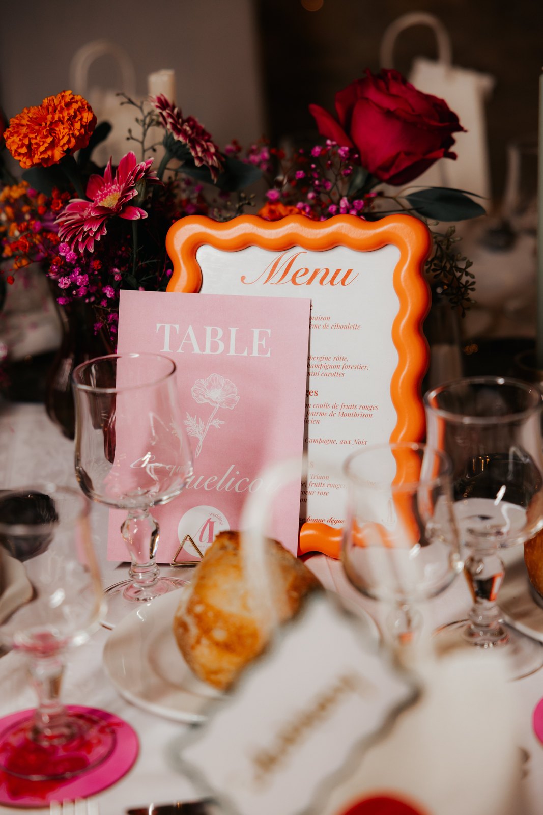 Nom de table et menu dans un cadre ondulé orange