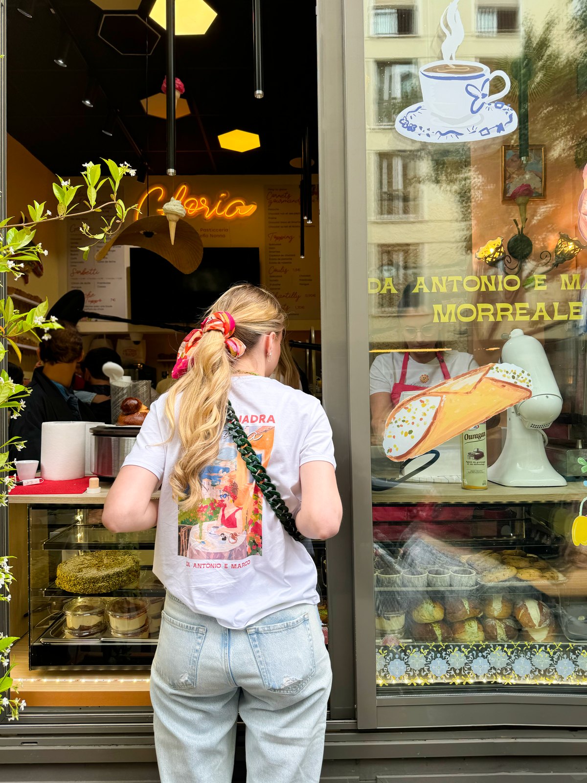 Devanture Gloria avec tee-shirt de l'équipe