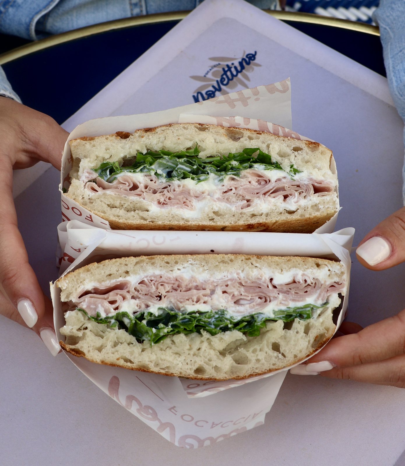 Focaccia jambon et roquette sur plateau Novettino