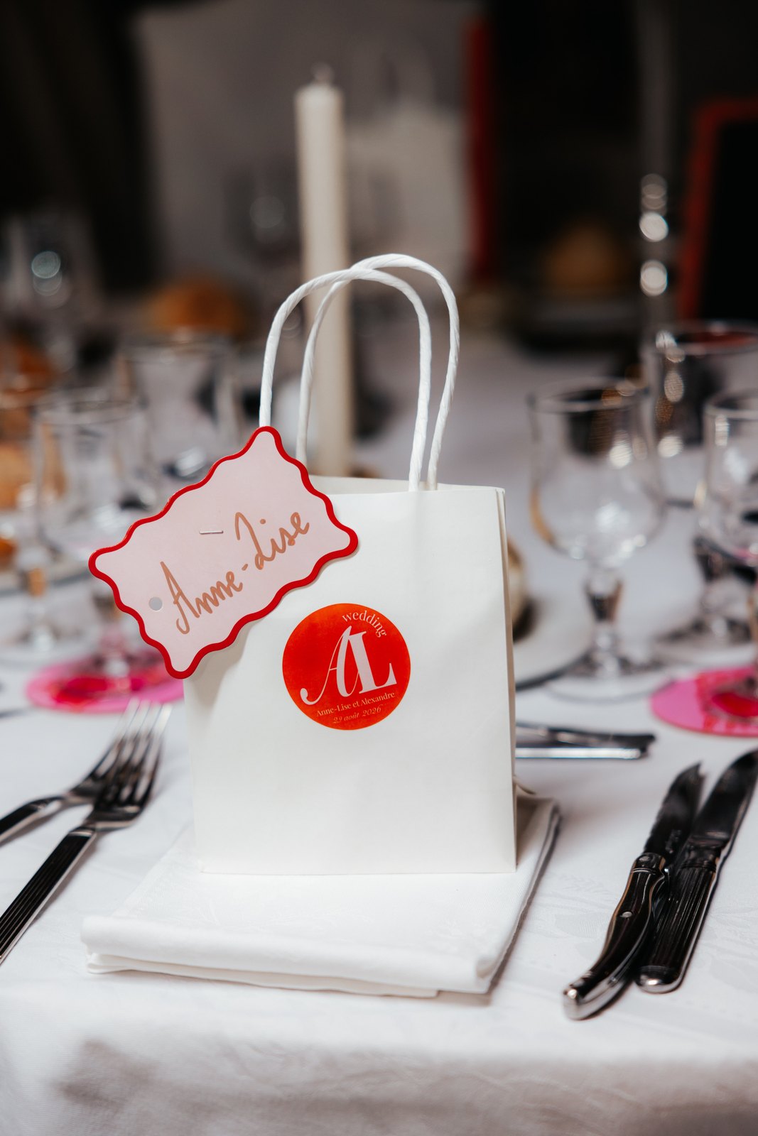 Sac cadeau avec sticker monogramme et étiquette prénom