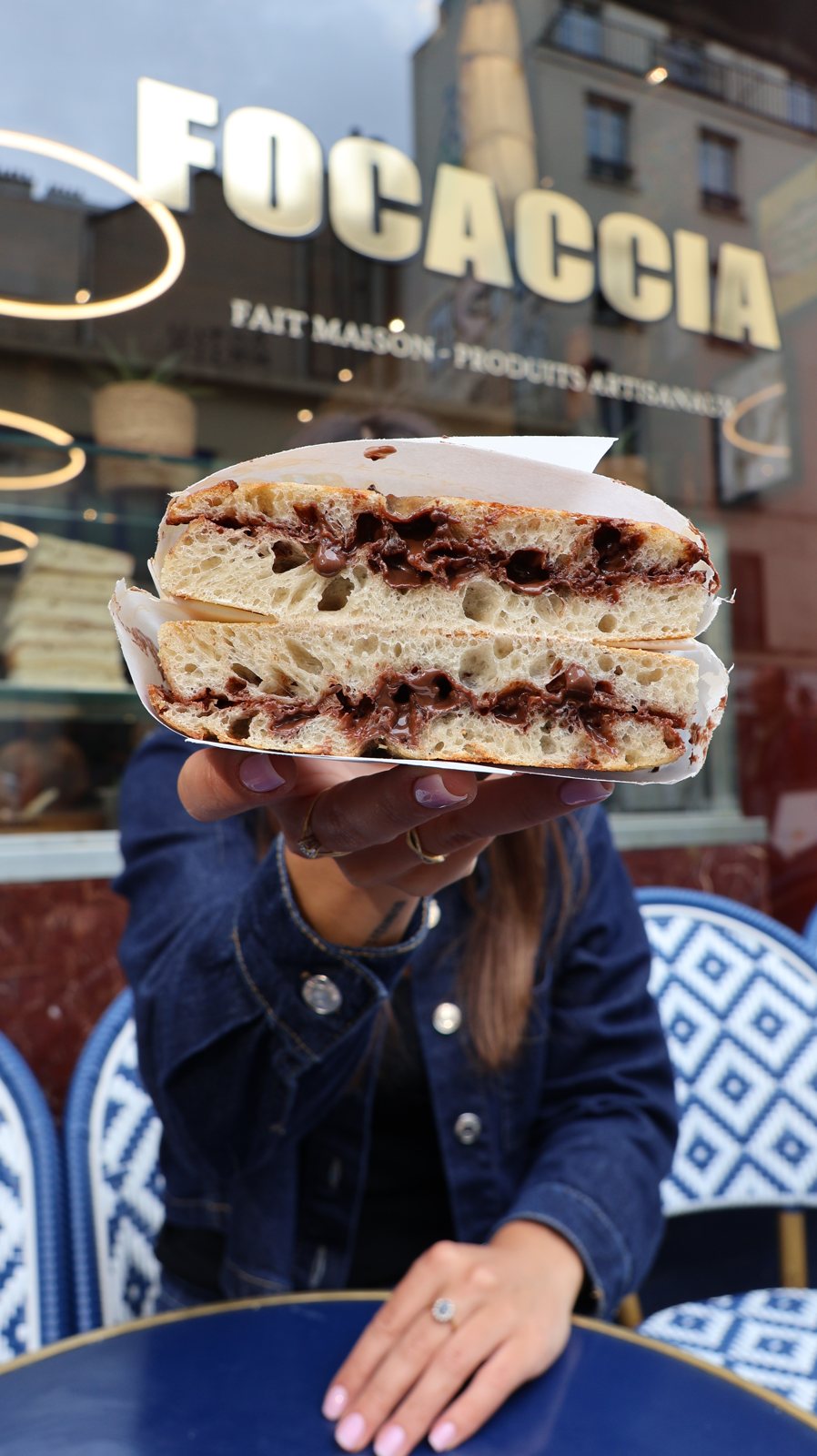 Focaccia au chocolat devant la vitrine